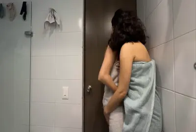 ตอนผัวทำอาหาร-น้องสาวผัวจัดผมในห้องอาบน้ำ