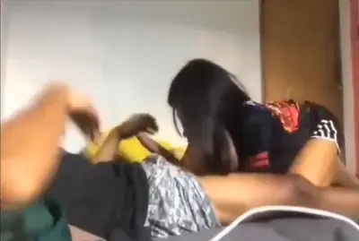 คลิปหลุดนักเรียน-แอบถ่ายน้องเนยxxx-สาวมัธยมผมสั้นน่ารักโม๊คควยแล้วขย่มให้ก่อนพลิกท่าหมาแตกใน