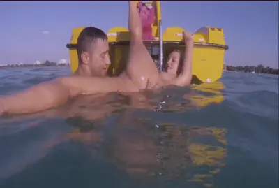 สองหนุ่มถ่ายวิดีโอโป๊-พาเพื่อนสาวไปเย็ดกันกลางทะเลเปลี่ยนบรรยากาศ