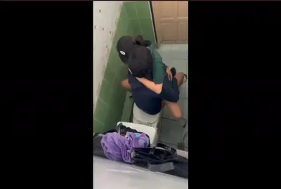 คลิปหลุดเนตรนารีแอบเย็ดกับหนุ่มเทคนิคช่างยนต์-ปวส.2-ในห้องน้ำสวนสาธารณะ