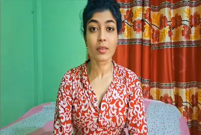 ความลับสุดสยิวใต้ชายคาเดียวกัน-เมื่อพี่ชายตัวดีทนความเซ็กซี่ของน้องสาวไม่ไหว-บุกเข้าห้องมาปิดปากไม่ให้ส่งเสียง-แล้วขยี้กามารมณ์จนเธอตัวสั่นสะท้านท่ามกลางความเงียบที่ร้อนระอุ