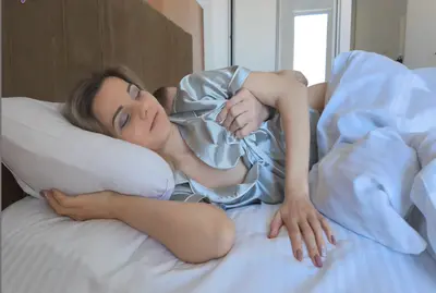 แม่เลี้ยงเงี่ยนยั่วลูกเลี้ยงชายและกลืนน้ําเงี่ยนทั้งหมดของเขา