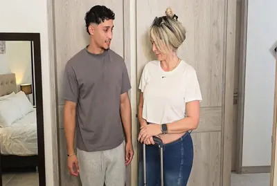 แม่เลี้ยงแชร์เตียงกับลูกเลี้ยงชาย-ทุกอย่างจะพ้นจากการควบคุมที่โรงแรม