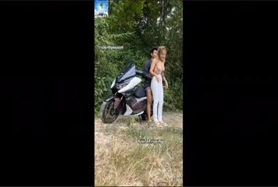 คลิปหลุดทางบ้าน-แค่จอดรถเยี่ยว-ไงได้ซอยเย็ดบนรถบิ๊กไบค์กลางวันแสกๆบนเบาะรถมอเตอร์ไซค์